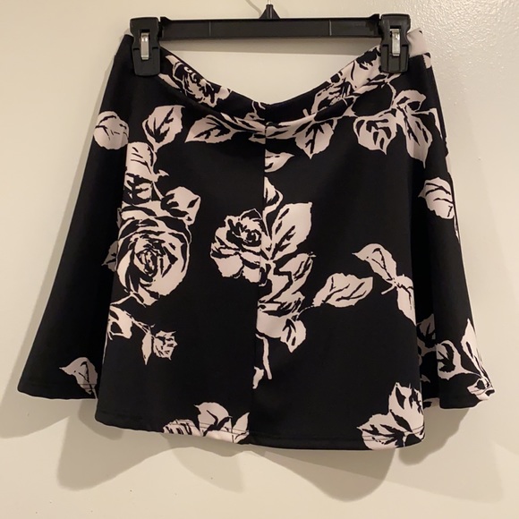 Floral Mini Skirt - Picture 3 of 4